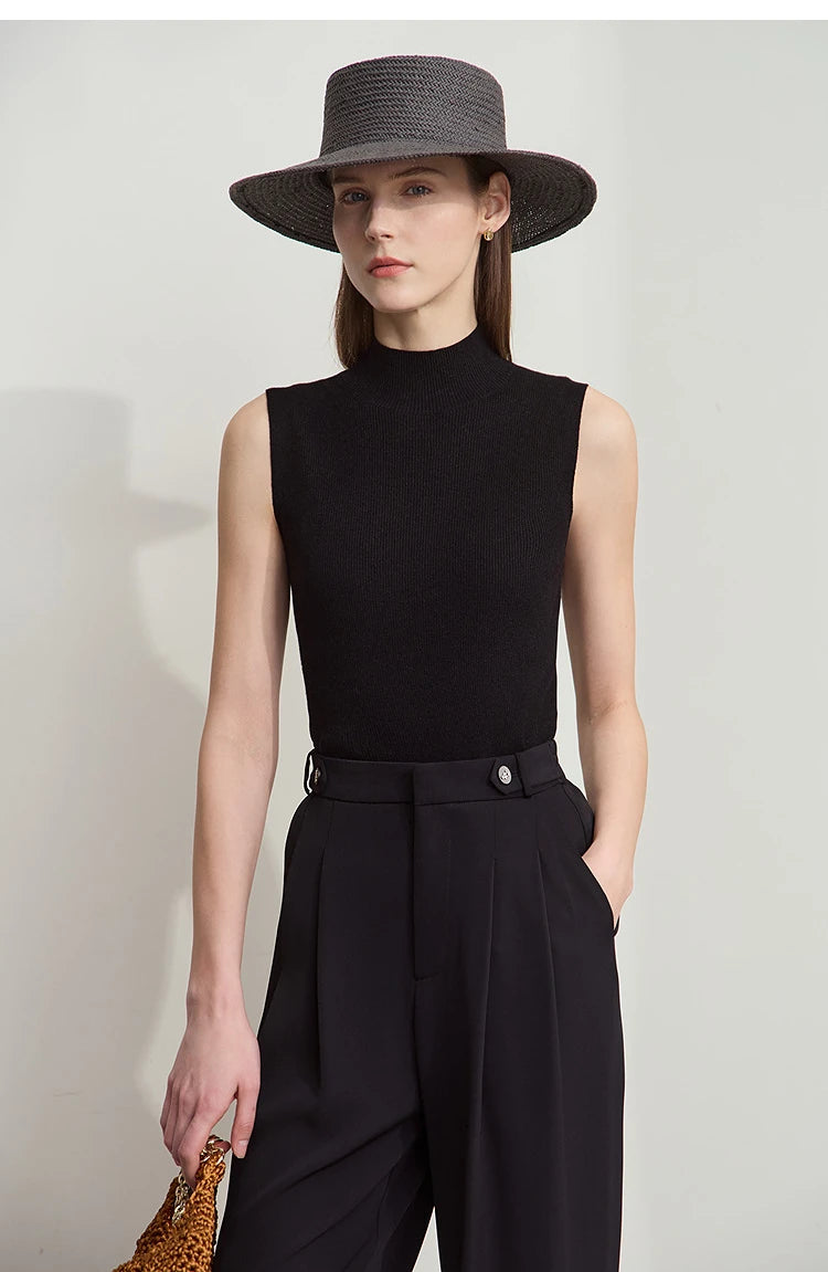 Ärmelloses Mock-Neck-Stricktop in Schwarz, Vorderansicht mit Stehkragen und körpernaher Passform