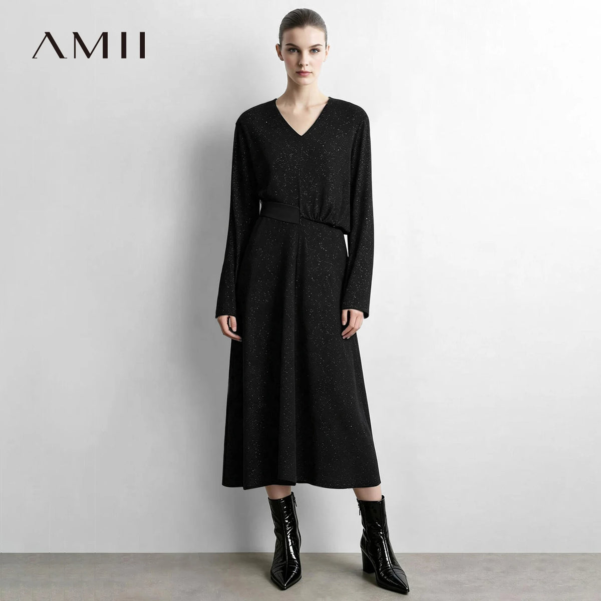 Schwarzes Strickkleid mit V-Ausschnitt, 3/4-Ärmeln und Taillengürtel