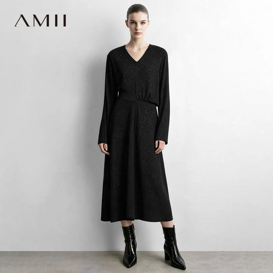 Schwarzes Strickkleid mit V-Ausschnitt, 3/4-Ärmeln und Taillengürtel