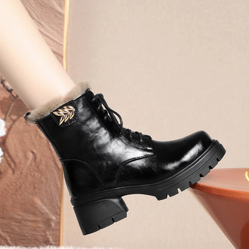 Damenstiefelette in Schwarz mit Schnürung, Kunstfellfutter und Profilsohle, seitlicher Blick