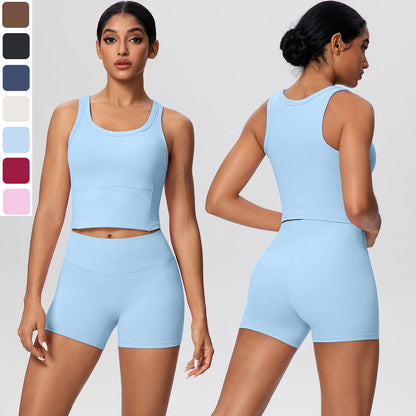 Damen-Yoga-Set in Hellblau: ärmelloses Croptop und kurze Leggings mit Midriff-Ausschnitt.