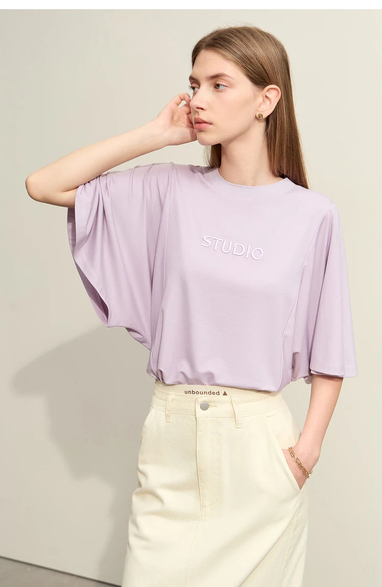 Damen T-Shirt mit elastischen Flare-Ärmeln und Perlen-Stickerei im minimalistischen Stil