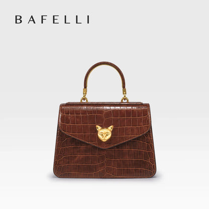 Business-Ledertasche mit Kroko-Optik, braun, Vorderansicht mit Klappdeckel und goldener Prägung
