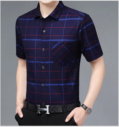 Leichtes Herren-Poloshirt aus Eisseide mit kurzen Ärmeln und klassischem Kragen in einfarbigem Design.