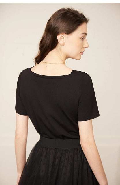 Damen T-Shirt im minimalistischen Stil mit One-Line Kragen und kurzen Ärmeln