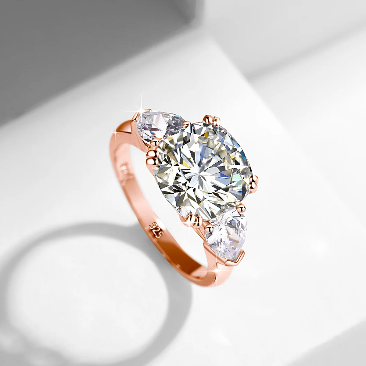 Damen-Ring Moissanit Drei-Stein Kissen-Schliff 5-Karat Zertifiziert Mit Echtheitszertifikat