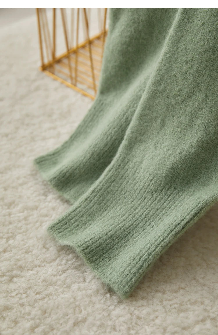 Hellgrüner Strickpullover mit halbem Rollkragen, sichtbarer Saum und Bündchen