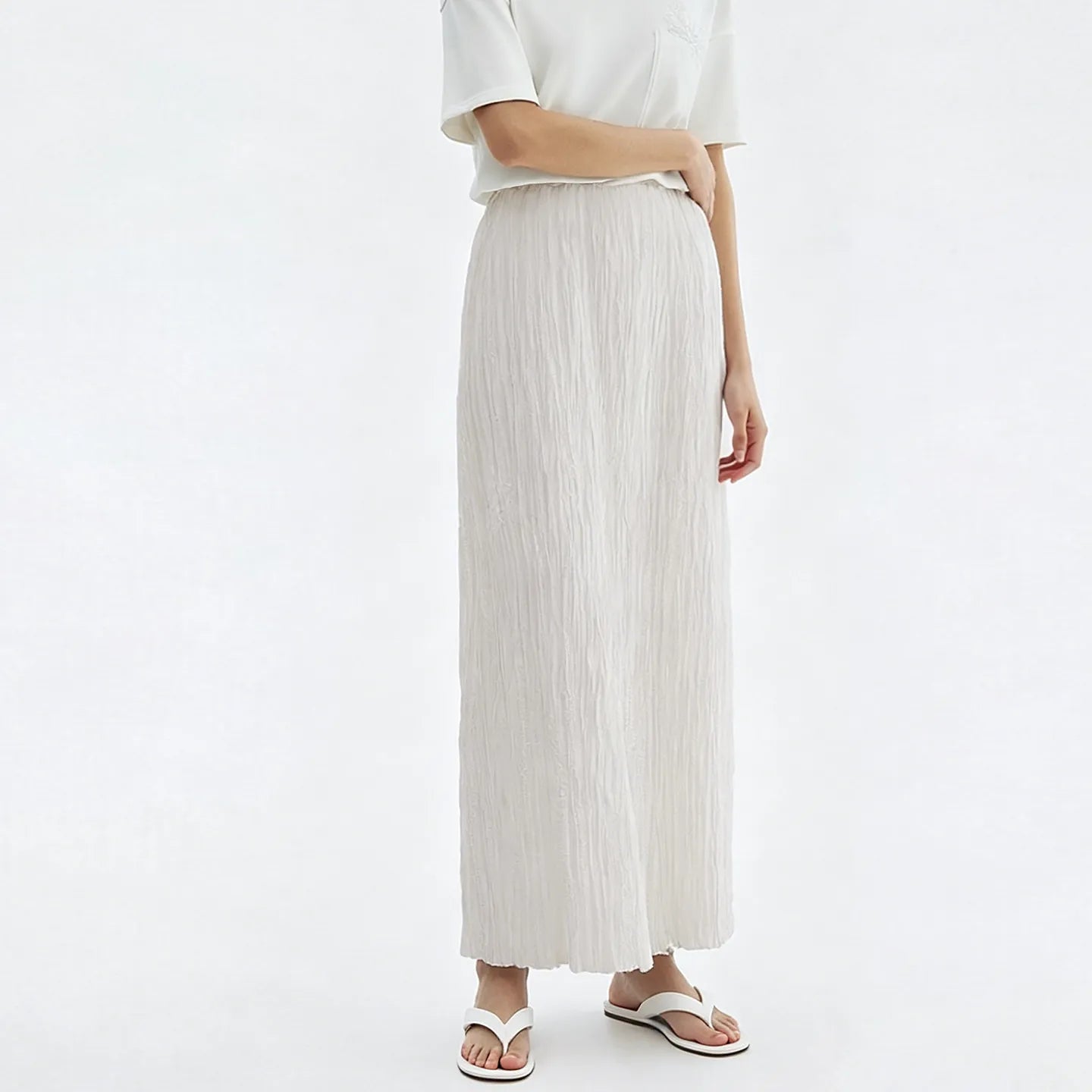 Leichter plissierter Damenrock mit elastischem Bund, hellbeige, lang, vertikale Falten