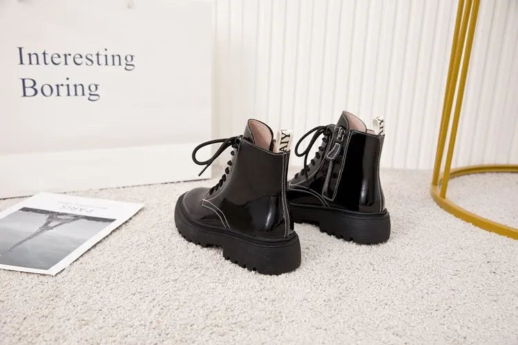 Schwarze Stiefeletten mit Schnürung und dicker Profilsohle, seitliche Ansicht