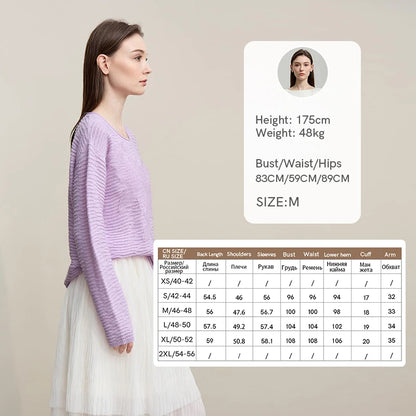 Fliederfarbener Strickpullover im Seitenansicht mit Rundhalsausschnitt und langen Ärmeln