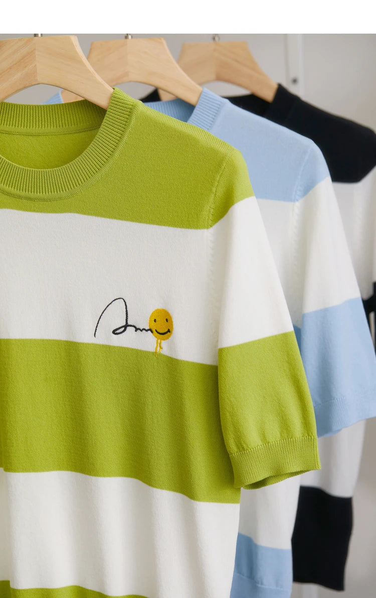 Damen Sommer-T-Shirt im Minimalismus-Stil mit gestreiftem Lächeln-Gesicht