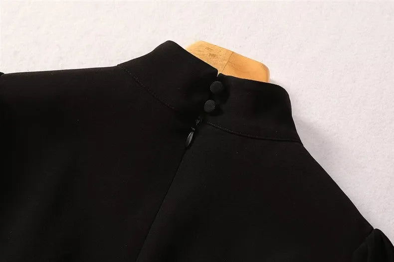 Elegante Damenjacke mit Applikationen und Perlen, locker geschnitten, mit Reverskragen und langen Ärmeln im Patchwork-Design.