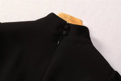 Elegante Damenjacke mit Applikationen und Perlen, locker geschnitten, mit Reverskragen und langen Ärmeln im Patchwork-Design.