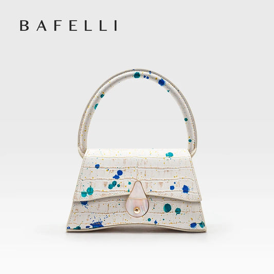 Strukturierte Handtasche aus Leder, cremefarben mit blauen Spritzmustern und Klappenverschluss
