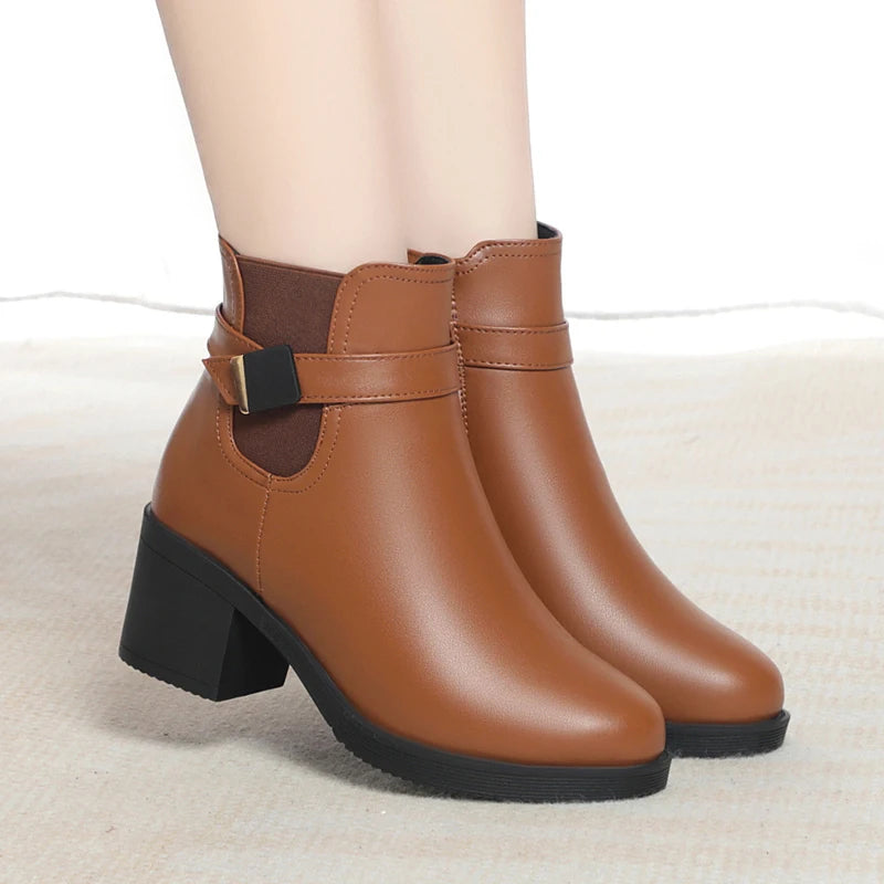 Damenstiefeletten braun mit Blockabsatz und Riemen über dem Schaft