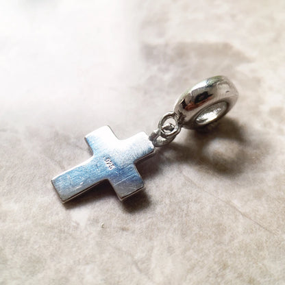 Kreuz-Anhänger silber mit Öse und Ring, Nahansicht der Kreuzform von der Seite