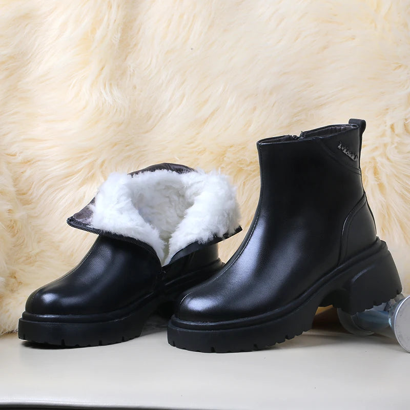 Schwarze Stiefeletten mit weißem Fellfutter, dicke Profilsohle und Blockabsatz