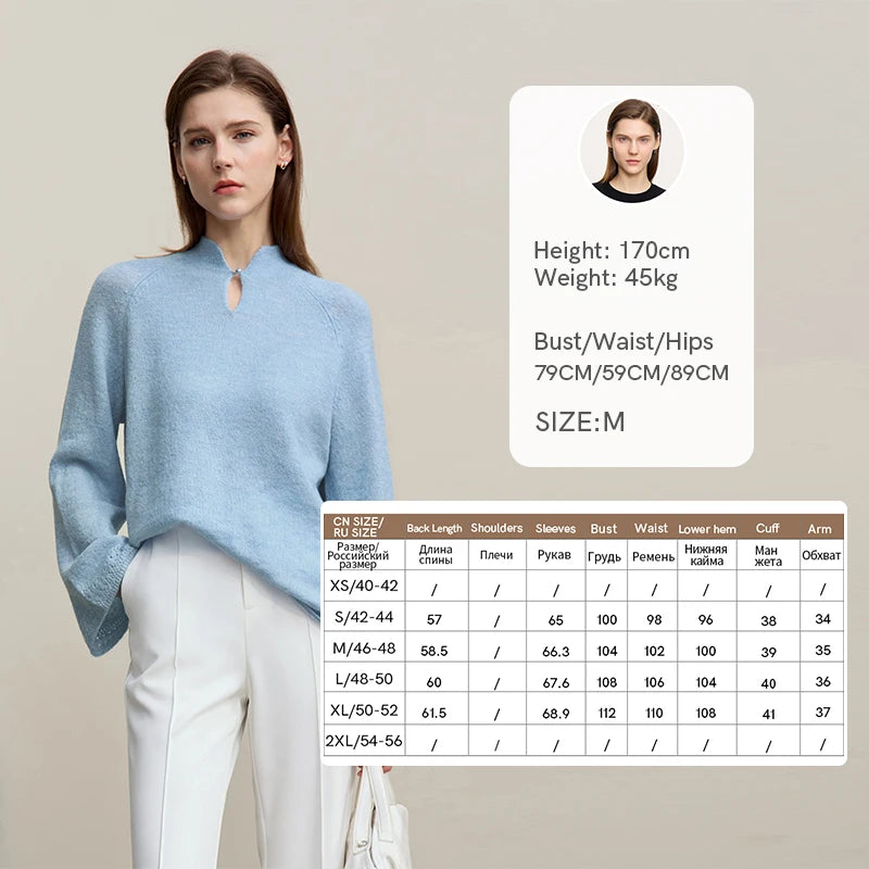 Hellblauer Wollpullover mit Stehkragen und Cut-Out am Ausschnitt, lockere Passform, 3/4-Ärmel.