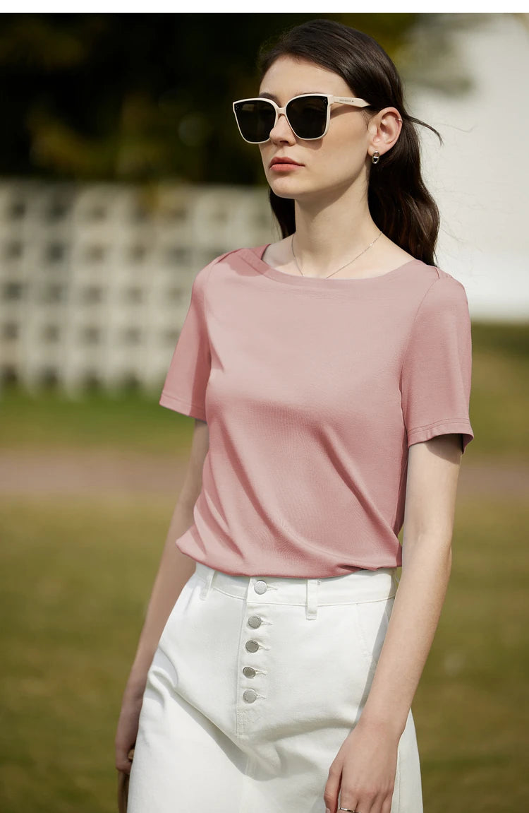 Damen T-Shirt im minimalistischen Stil mit One-Line Kragen und kurzen Ärmeln