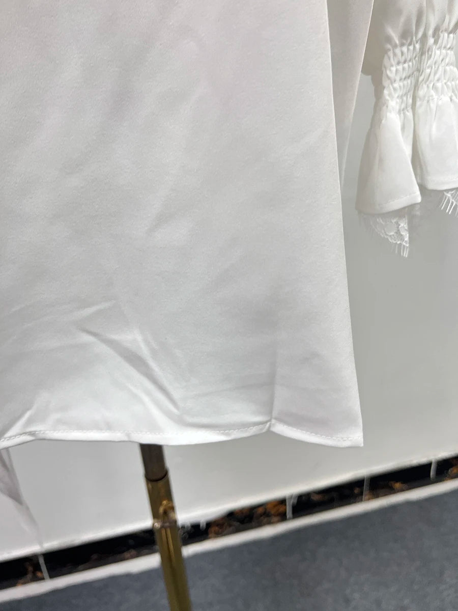 Elegantes Damen-Minikleid mit Rundhalsausschnitt, langen Ärmeln und Schnürung im Patchwork-Design – figurbetont und stilvoll.