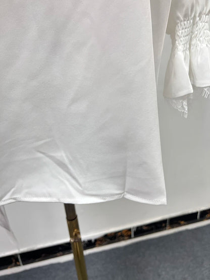 Elegantes Damen-Minikleid mit Rundhalsausschnitt, langen Ärmeln und Schnürung im Patchwork-Design – figurbetont und stilvoll.