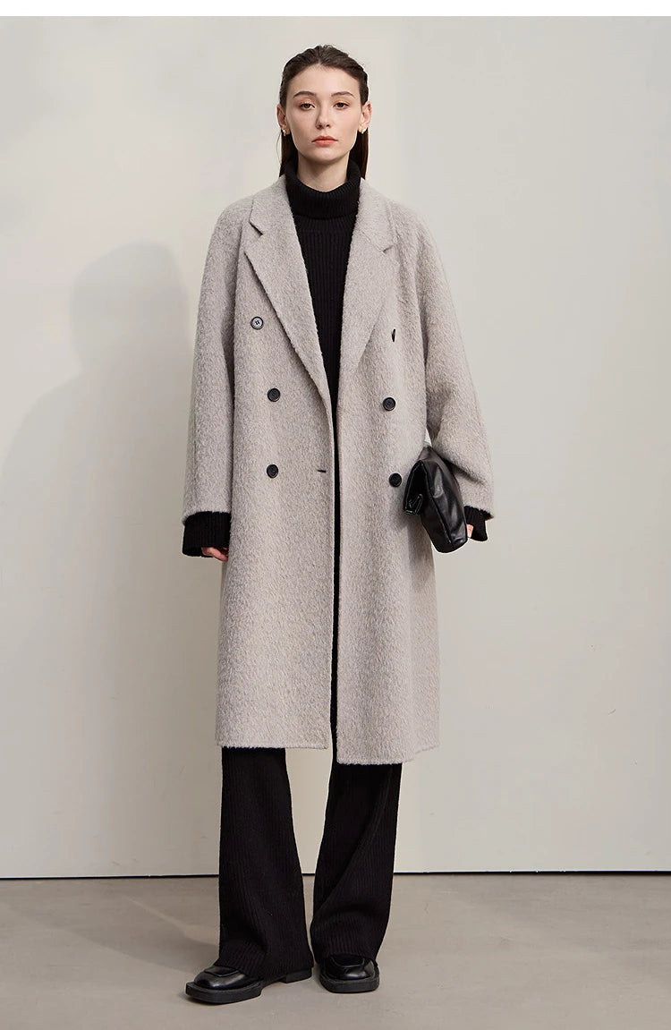 Schwarzer Rollkragenpullover, lange Ärmel, dazu schwarze weite Hose