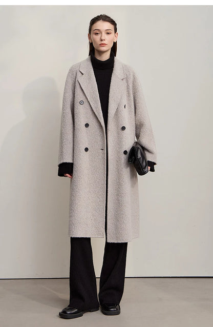Schwarzer Rollkragenpullover, lange Ärmel, dazu schwarze weite Hose