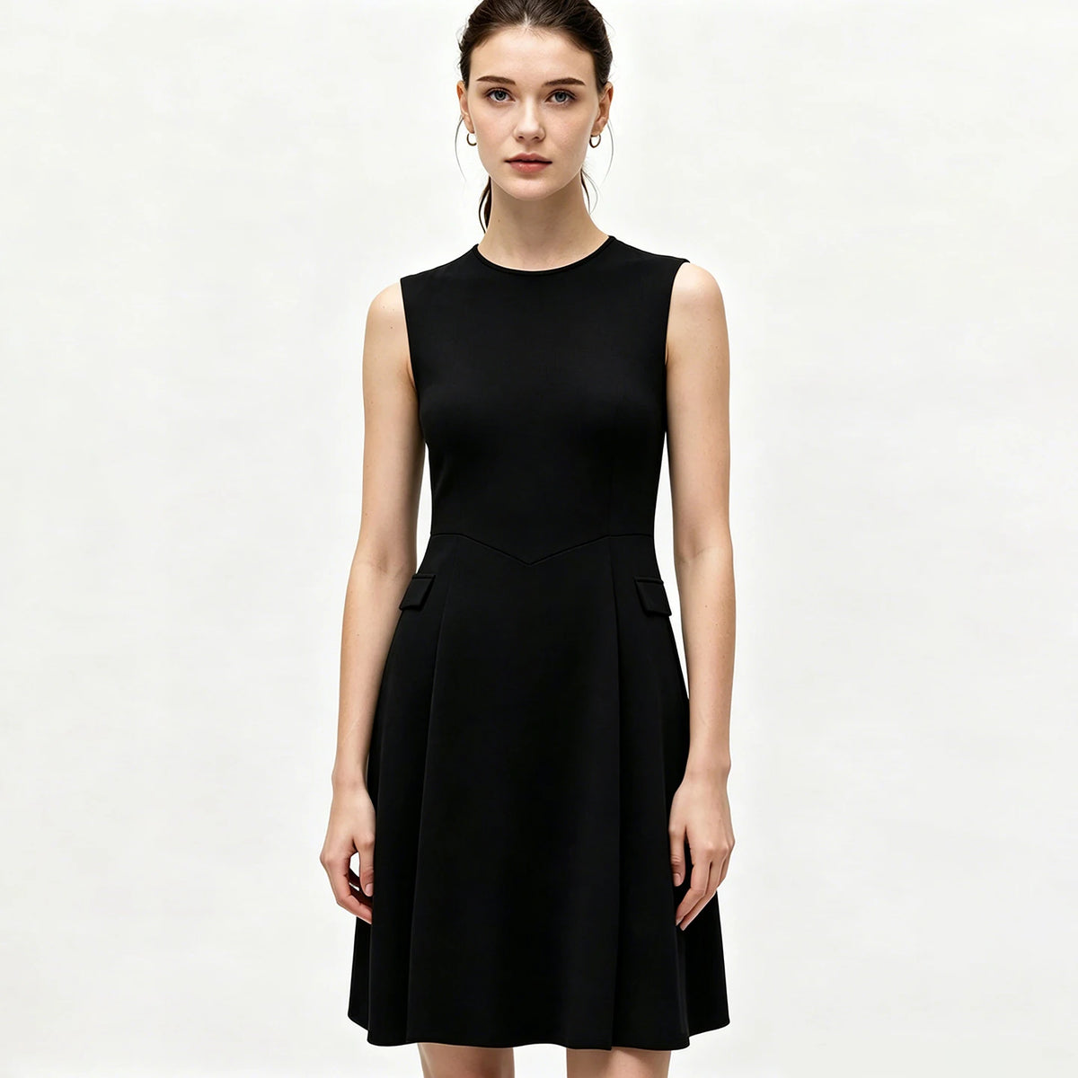 Schwarzes ärmelloses Midi-Kleid mit Taillierung und Taschen am Rock