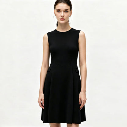 Schwarzes ärmelloses Midi-Kleid mit Taillierung und Taschen am Rock