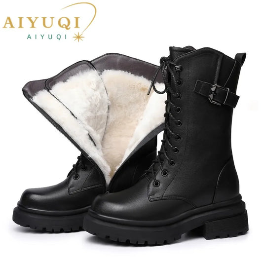 Schwarze Winter-Bikerstiefel mit Schnürung, dicker Sohle und Wollfutter, Innenansicht