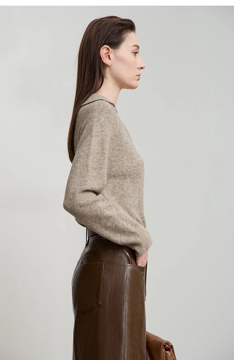 Beiger Damen-Strickpullover mit V-Ausschnitt, langarmig, Seitenansicht von hinten