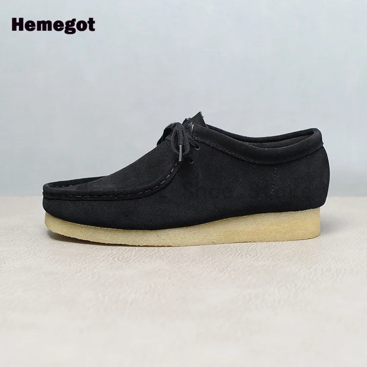 Herren-Sneaker aus Wildleder mit Schnürsenkeln, dunkel, schräg von der Seite mit dicker Sohle