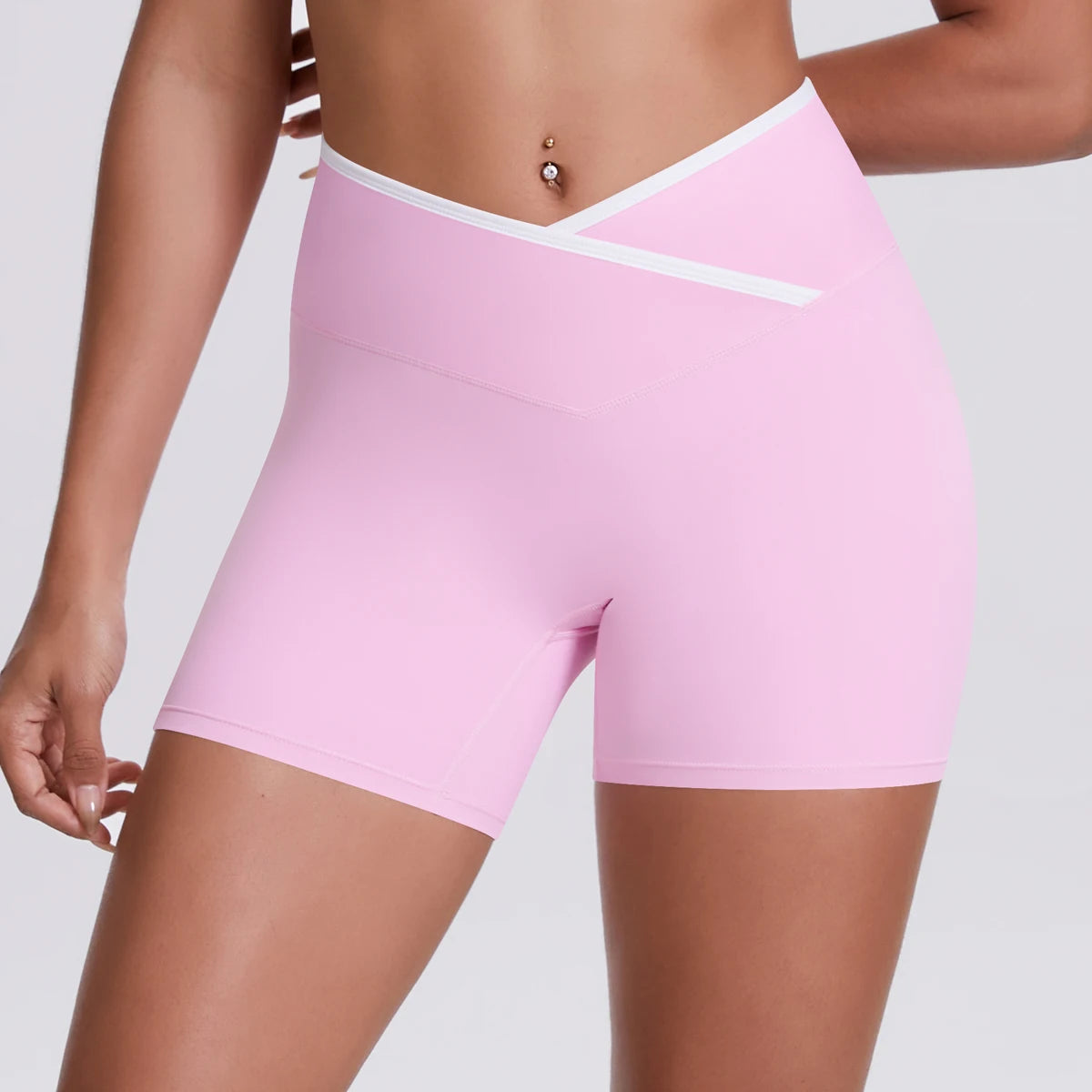 Damen-Yoga-Shorts, hochtailliert, hellrosa, seitliche Ansicht mit weißem Zierband am Bund