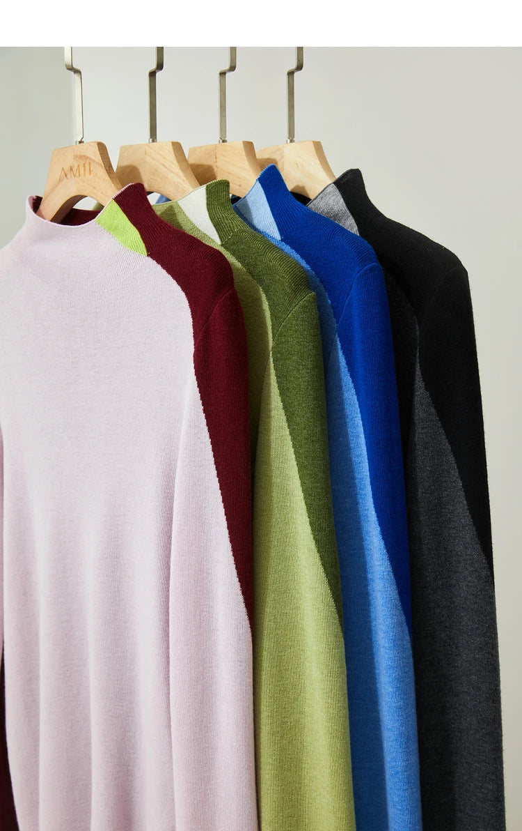 Damenpullover in mehreren Farben am Kleiderbügel: flieder, grün, blau und schwarz