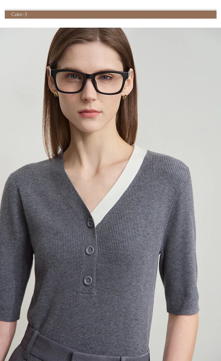 Grauer Strickpullover mit V-Ausschnitt und Knopfleiste, halber Ärmel