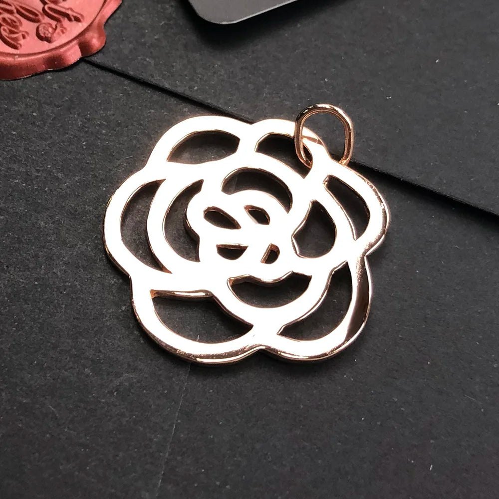 Roségoldfarbener Anhänger mit Blumenmotiv aus 925 Sterling Silber, seitlich