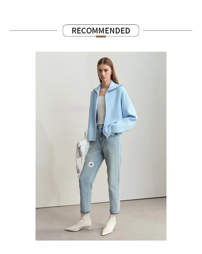 Helle blaue Wollstrickjacke mit Reißverschluss, breiten Ärmeln und offener Front