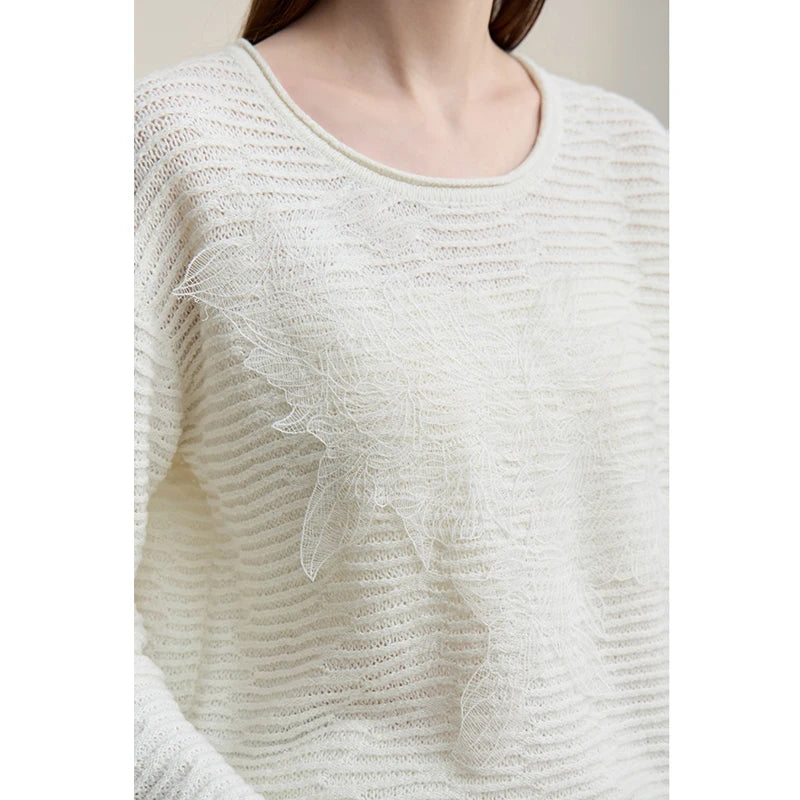 Amii Strickpullover in Creme mit Rundhalsausschnitt und großer Spitzenapplikation auf der Vorderseite