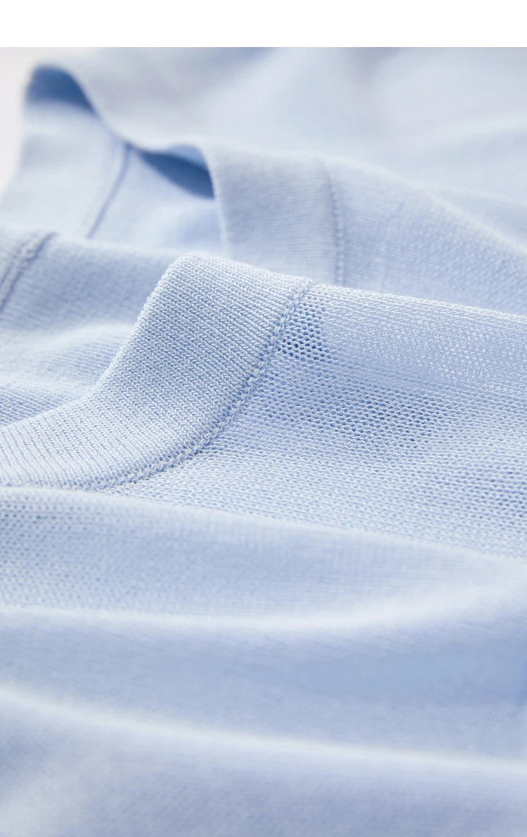 Detail: hellblauer Strickpullover mit O-Ausschnitt und feinem Maschenbild