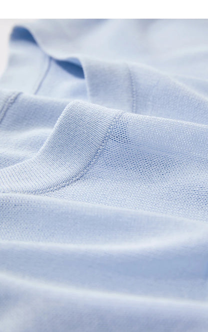 Detail: hellblauer Strickpullover mit O-Ausschnitt und feinem Maschenbild