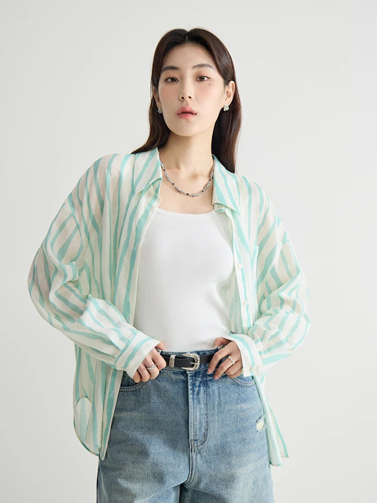 Kühlendes und antibakterielles Lyocell-T-Shirt in Übergröße mit schulterbetonendem Design und figurformendem Druckmuster.