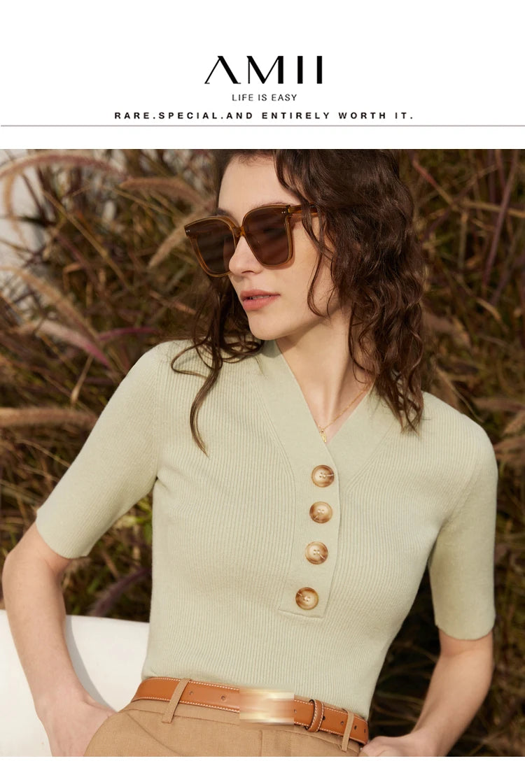 Damen T-Shirt im minimalistischen Stil mit V-Ausschnitt und halben Ärmeln