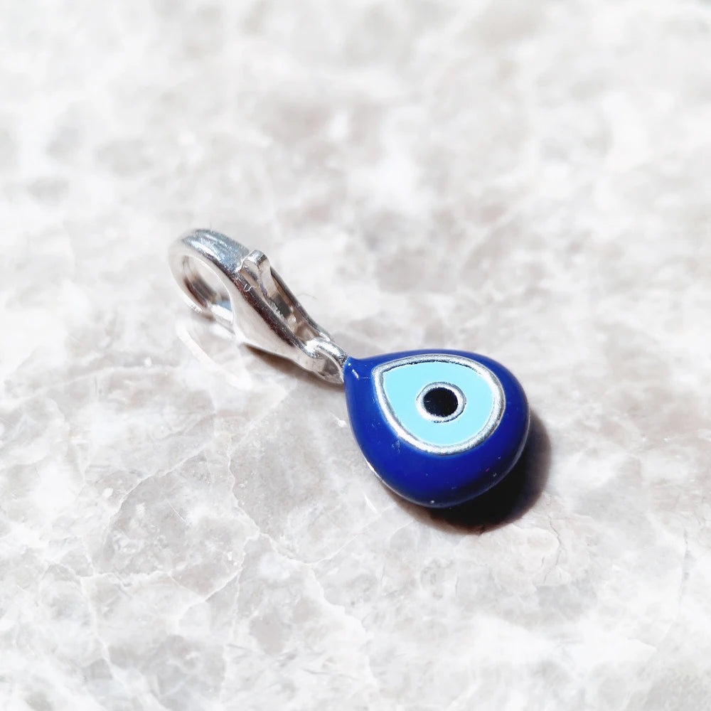Blauer Auge-Emaille Charmanhänger aus 925er Sterling-Silber, seitliche Ansicht