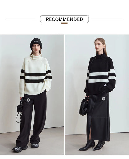 Rollkragenpullover mit Streifen, Strick, zwei Trageansichten (hell und schwarz), langärmelig