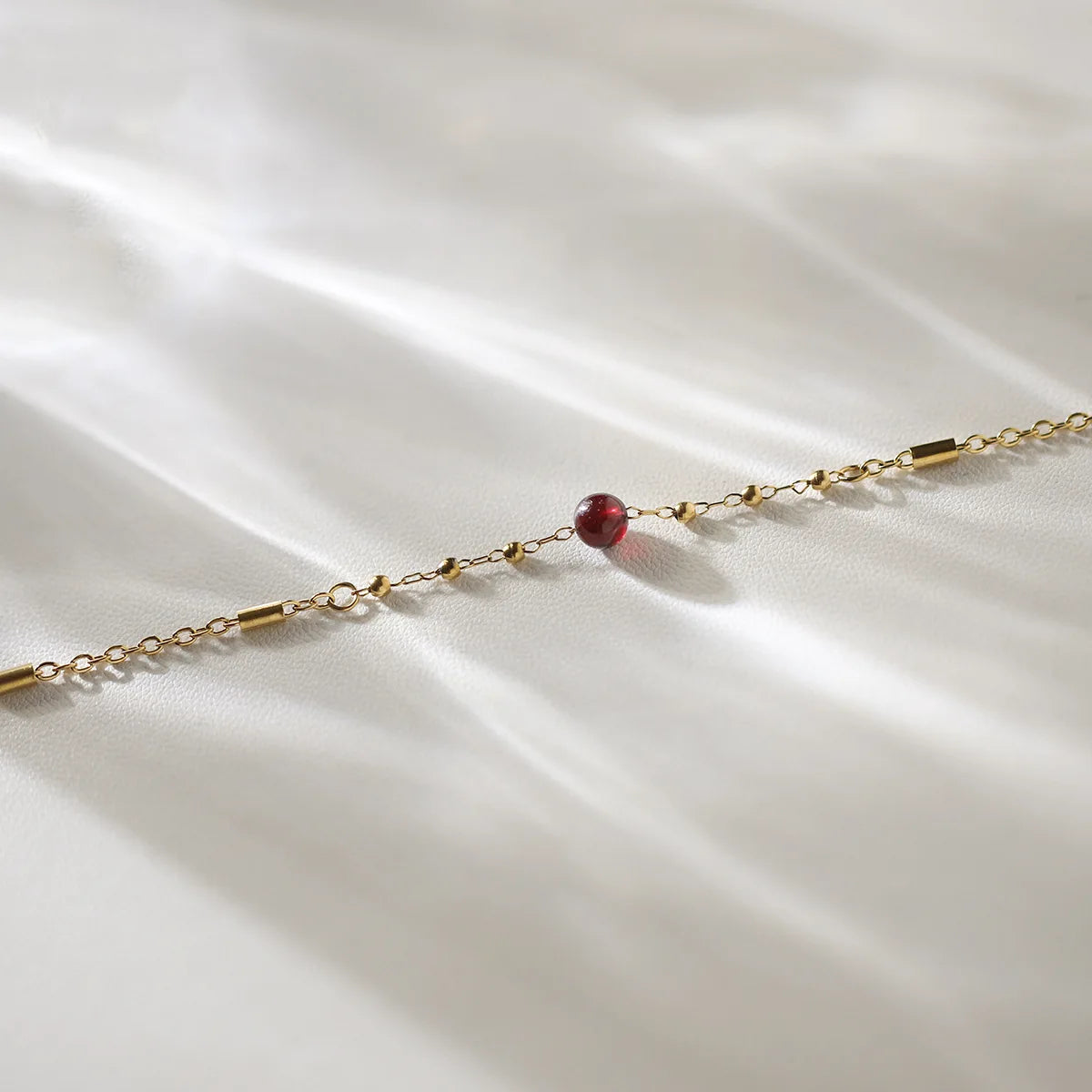 Damen-Armband mit Granat-Naturstein und Edelstahl