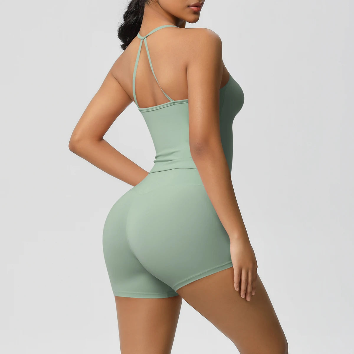 Hellgrünes nahtloses Yoga-Set: Trägerhemd und Shorts, Rücken mit Bändchendetail