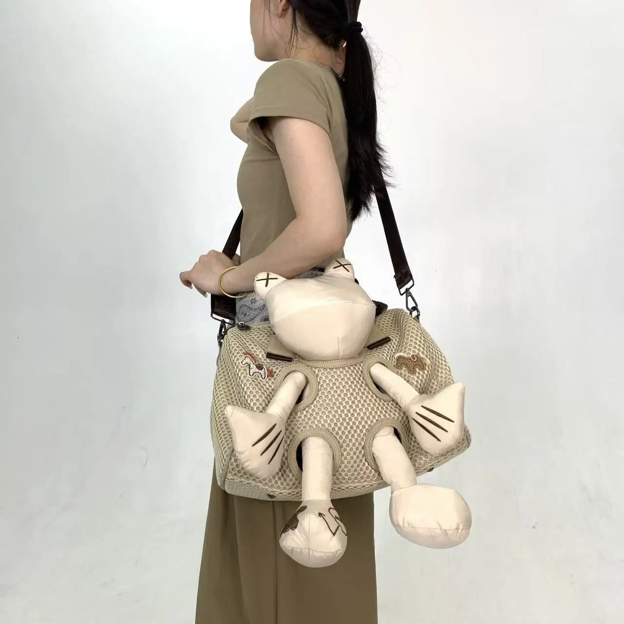 Damen-Umhängetasche aus Nylon mit Mesh-Details und Bärchen-Design Großes Fassungsvermögen mit Langem Tragegurt