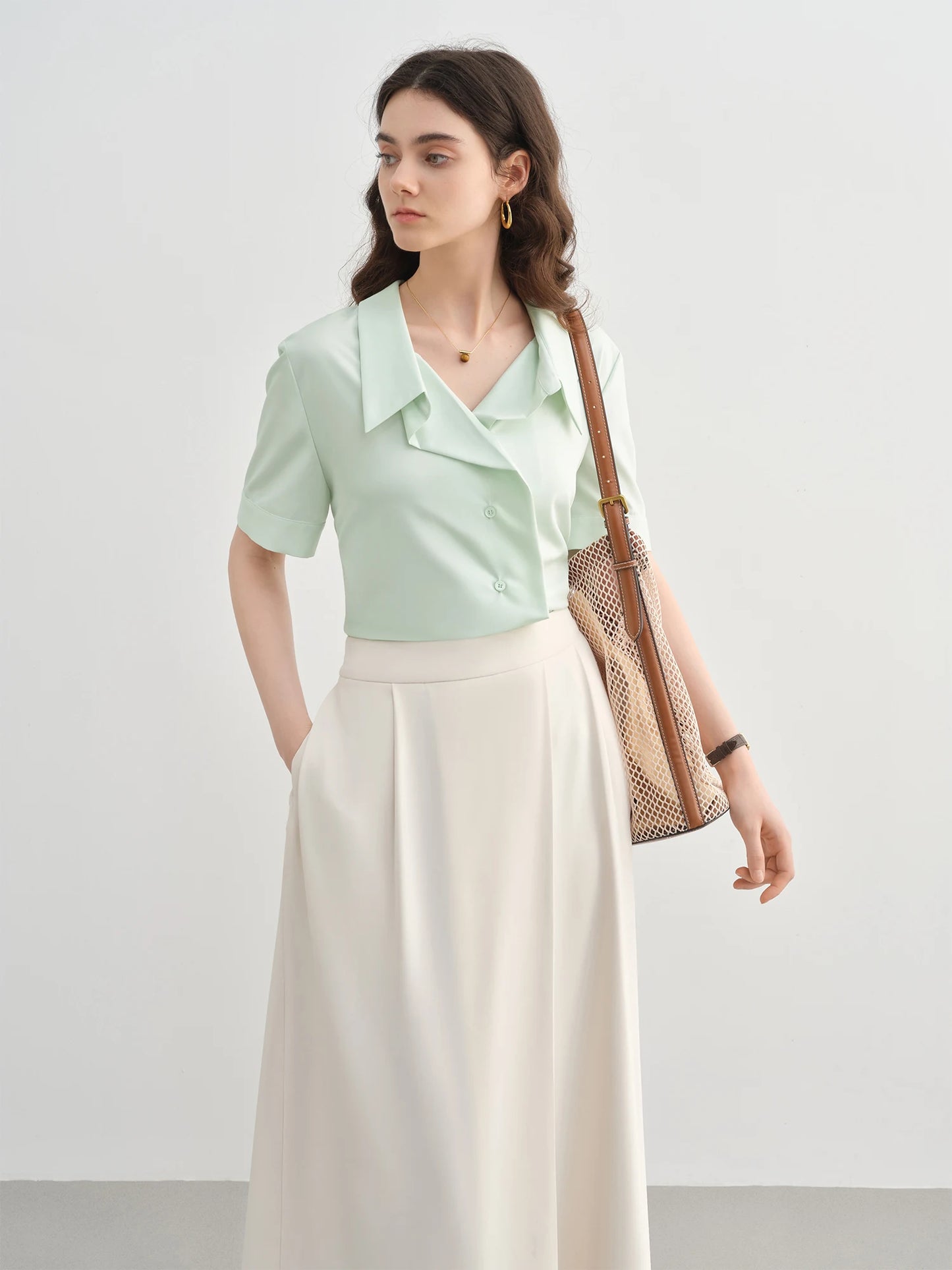 Kurzärmeliges Patchwork-T-Shirt mit Kontrastfarben und Karomuster – modischer Allrounder für den Sommer.