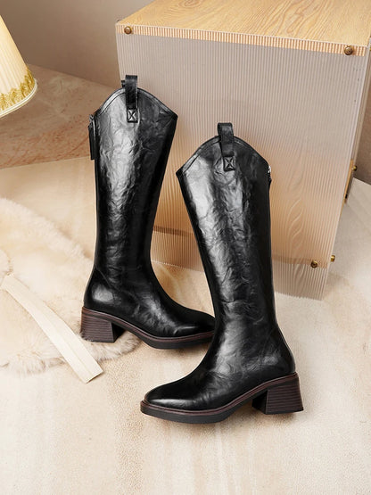 Schwarze lange Stiefel mit Glanzoptik, hohem Schaft und Blockabsatz
