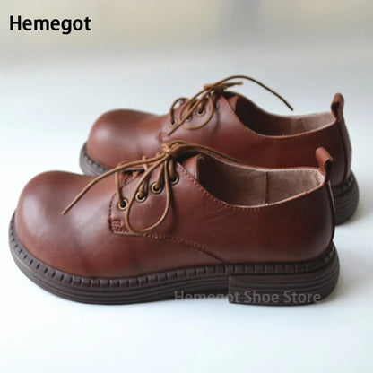 Braune Herrenschnürschuhe mit Ziernähten und Schnürsenkeln, runde Zehenform